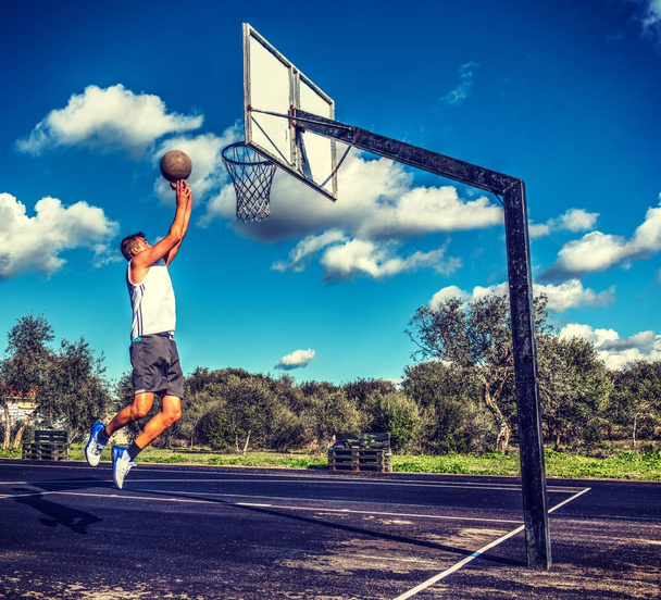 Giocatore di basket che salta al cesto
 - Foto, immagini