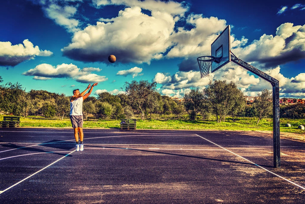 Allenamento giocatore di basket in hdr
 - Foto, immagini