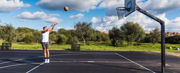 Basketbalový hráč cvičení na hřišti - Fotografie, Obrázek