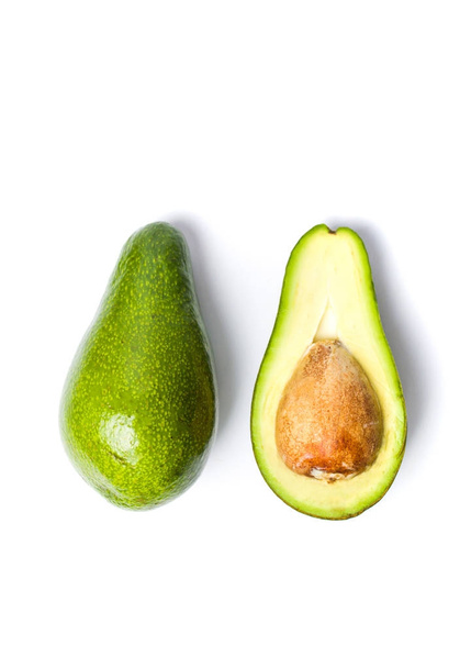 Avocado segmenten geïsoleerd op witte achtergrond - Foto, afbeelding