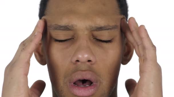 Detail tváře Afro-American muž ukázal bolest hlavy, stres - Záběry, video