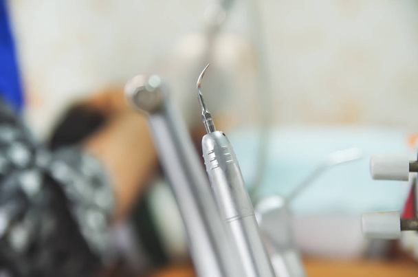Close up of selective focus of set of metal Dentists medical equipment tools in a blurred background - Fotografie, Obrázek