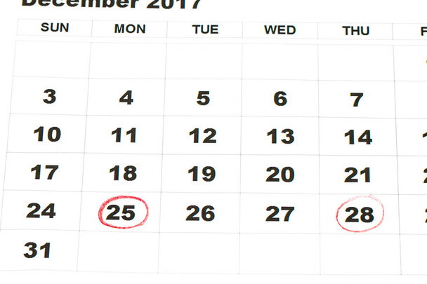 12 月 25 日 - クリスマスの赤いマークの壁掛けカレンダーのシート - 写真・画像