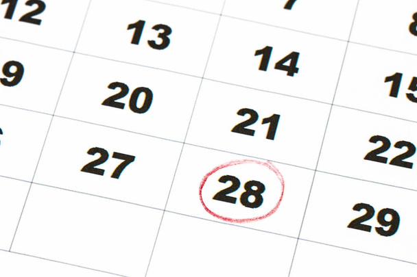 Guardar la fecha escrita en el calendario - 28, en círculo en la marca roja
 - Foto, Imagen