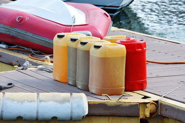 Bote con combustible y barco
 - Foto, Imagen
