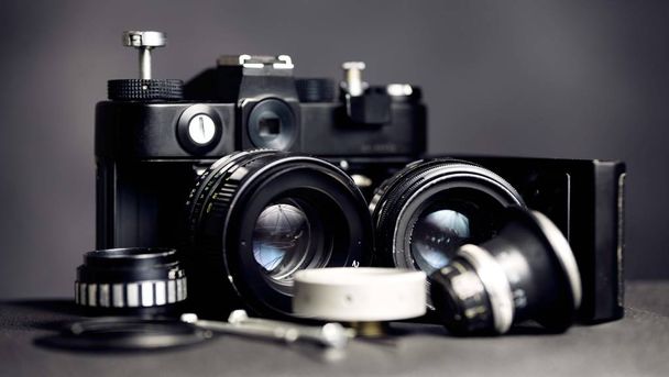 vieja cámara de película retro de 35mm con lentes
 - Foto, Imagen