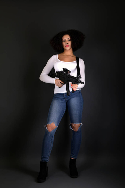 Afro-Frau mit Waffe - Foto, Bild