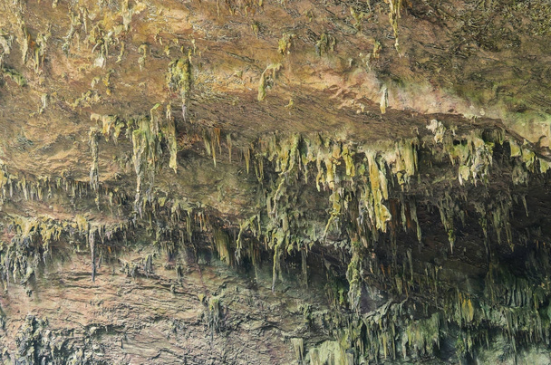 Sztalaktitok és rock-formációban a mennyezeten a barlangban  - Fotó, kép