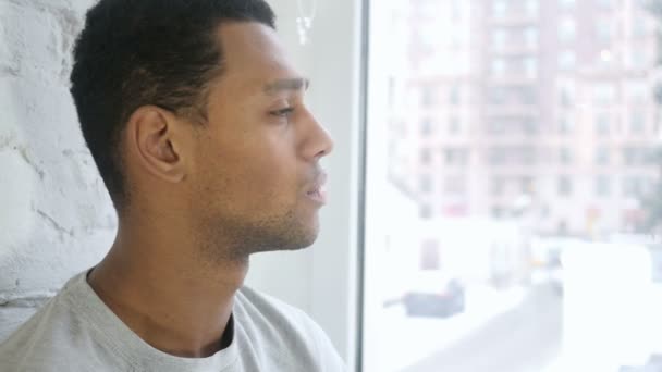 Afro-Amerikan genç adam bakmanın doğru kamera yakın çekim - Video, Çekim