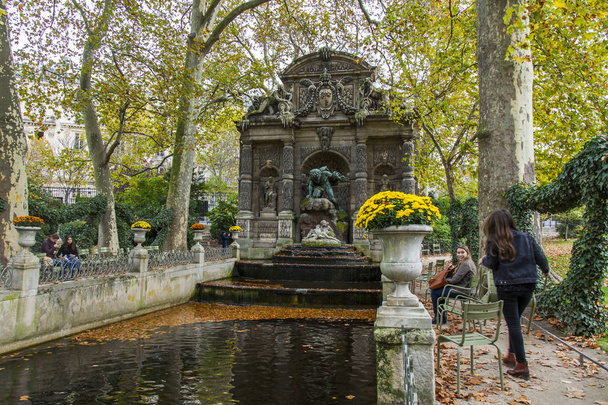 PARIS, FRANCE, on October 30, 2017. Autumn city landscape. The turned yellow trees picturesquely frame Medici's fountain in the Luxembourg garden - Photo, image