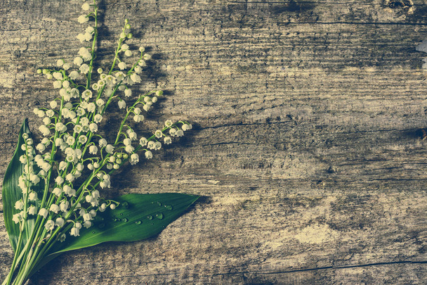 Friss tavaszi virág, csokor lilly, a völgy, a fából készült háttér hasznos anyák napi üdvözlőlap - Fotó, kép