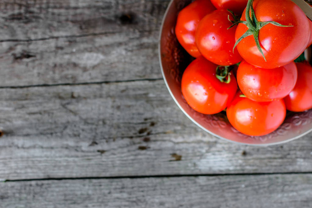 Fresh tomatoes, organic vegetables from local market on farmer table - Foto, Imagem