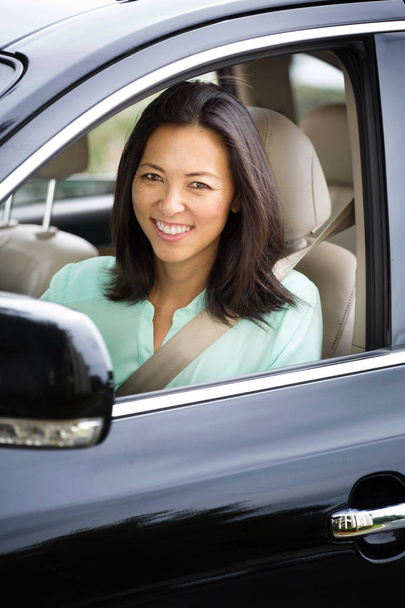 Happy woman driving and smiling. - Φωτογραφία, εικόνα