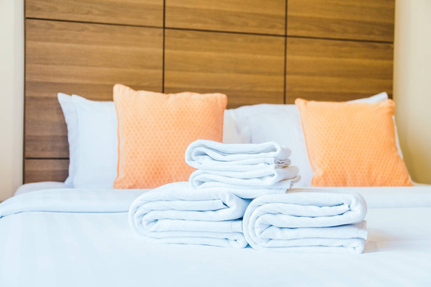 White bath towel on bed - Foto, afbeelding