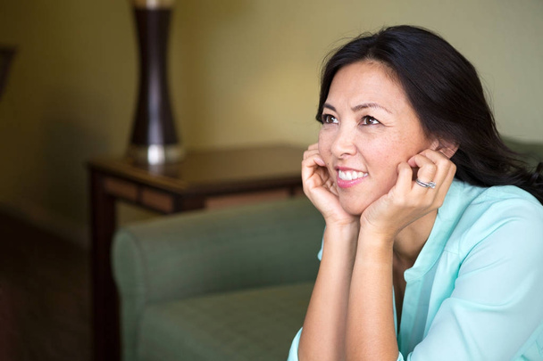 Retrato de una mujer asiática sonriendo
. - Foto, Imagen