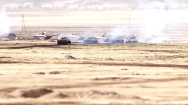Militair konvooi beweegt door het woestijnstof - Video