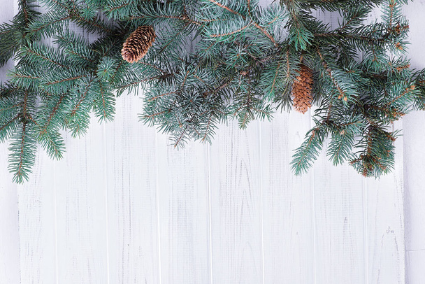Ramo de abeto de Natal em uma parede de madeira e espaço de cópia
 - Foto, Imagem