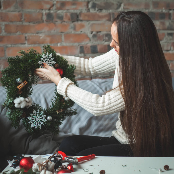 Ανθοπωλείο γυναίκα με χριστουγεννιάτικα διακόσμηση στο γραφείο σπίτι - Φωτογραφία, εικόνα