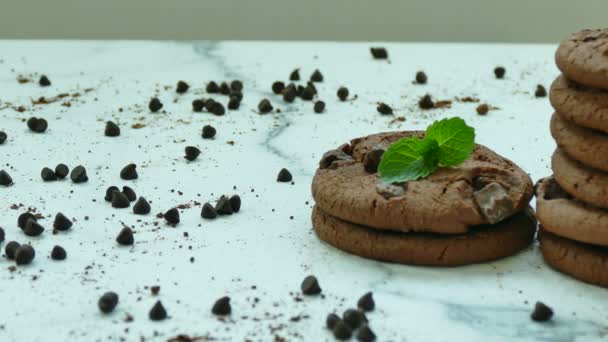 νόστιμα σπιτικά μπισκότα με σταγόνες σοκολάτας σε λευκό φόντο - Πλάνα, βίντεο