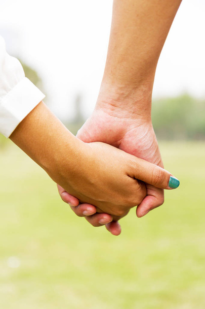 Una pareja sosteniendo las manos
 - Foto, Imagen