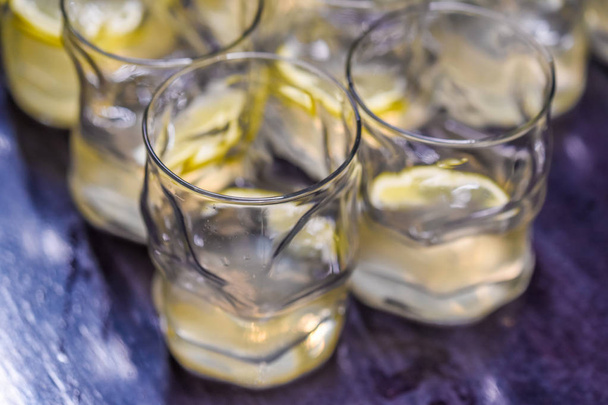 Muchas bebidas alcohólicas con limón
 - Foto, imagen