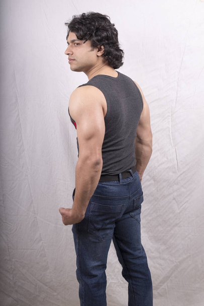 fitness male model wearing grey vest - Foto, Imagem