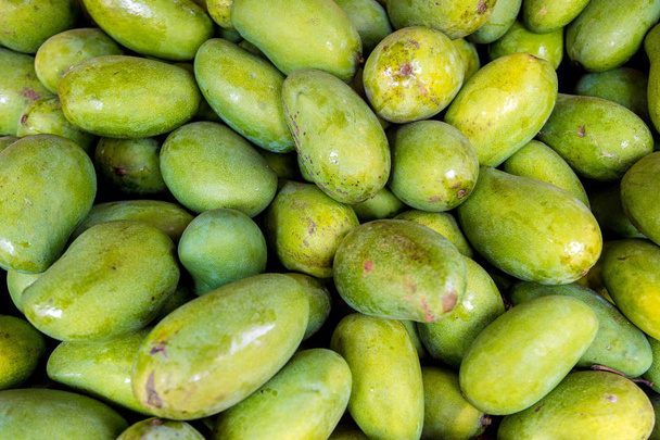 Vihreä mango torilla
 - Valokuva, kuva