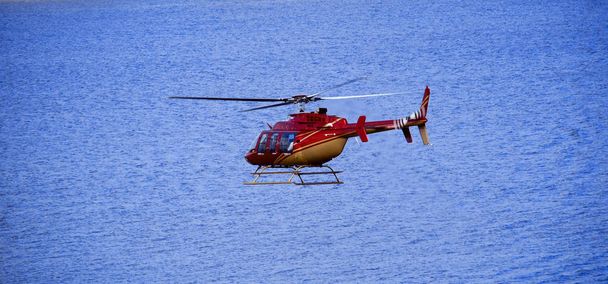 Κόκκινο ελικόπτερο, αεροπορικό όχημα, αεροπλάνο, κύκλος, που φέρουν, ελικόπτερο - Φωτογραφία, εικόνα