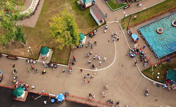 Yukarıdan, kalabalık, Halk parkı, yaz, Yüzme Havuzu, yürüyüş kentsel kalabalık - Fotoğraf, Görsel