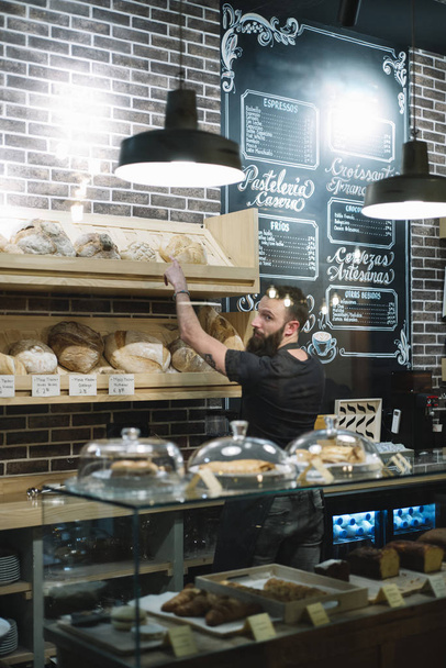 mies hipster työskentelee leipomossa
 - Valokuva, kuva