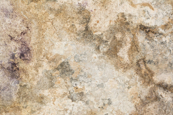 Textur der Oberfläche einer alten antiken Wand mit einer durch Feuchtigkeit zerstörten Putzschicht, vielen Rissen, Blasen an der Wand - Foto, Bild
