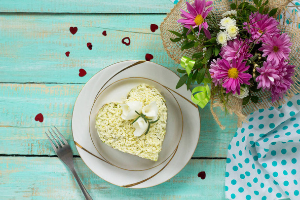 Saláta, tonhal és zöldség az ünnepi asztalon a Valentin - Fotó, kép