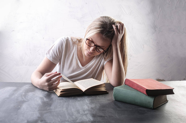 Girl studying with some books - Foto, afbeelding