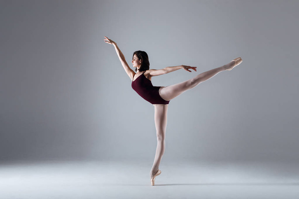 Ballerina dancing in the darkness - Foto, Imagen