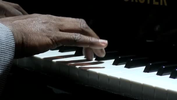 Afro Αμερικανός άνδρας χέρια, παίζει πιάνο - Πλάνα, βίντεο