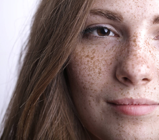 Portrait of a girl with freckles - Foto, afbeelding