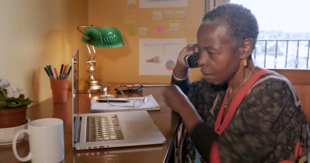 Houkutteleva kypsä nainen poistaa hänen silmälasit puhuessaan langattomalla puhelimella
 - Materiaali, video