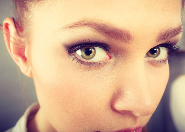 Mladí velké oči dívka closeup - Fotografie, Obrázek