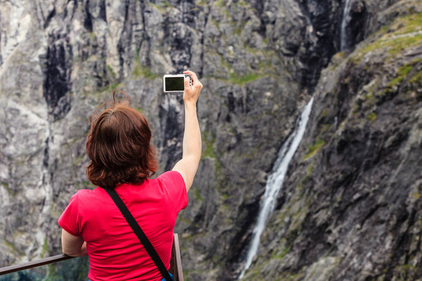 Tourist woman on Trollstigen viewpoint in Norway - Fotografie, Obrázek