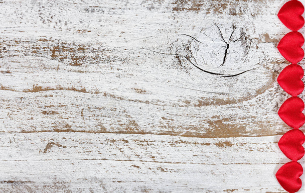 Forma de corazón sobre madera blanca
  - Foto, Imagen