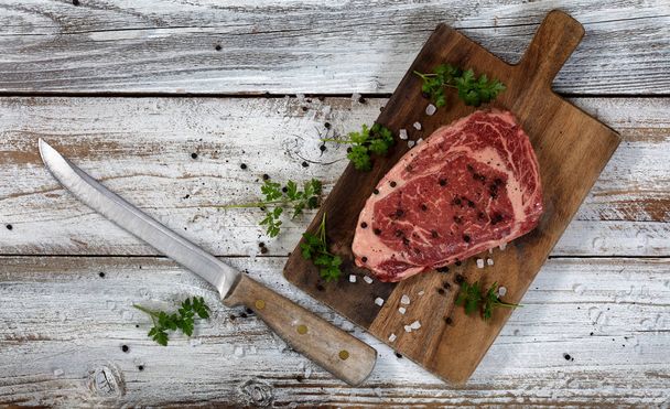 rohes Steak mit großem Schneidmesser  - Foto, Bild