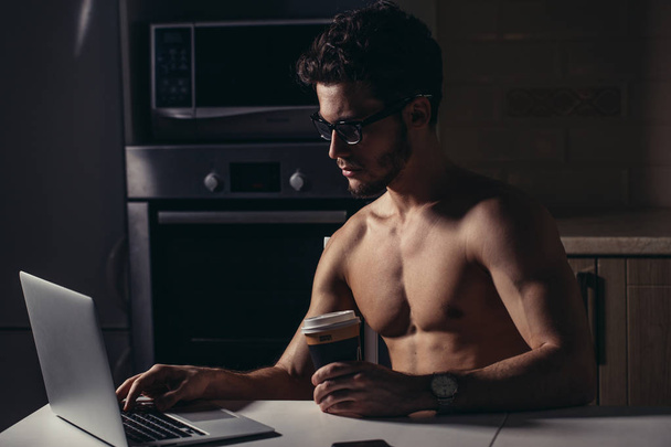 Fit Man Using Laptop and drink coffee at morning - Valokuva, kuva