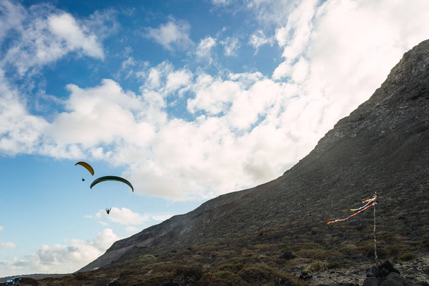 People paragliding in mountains - Foto, imagen