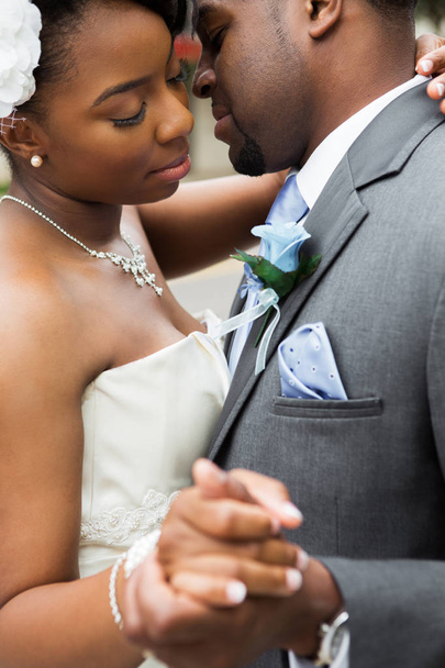 African American bride and groom. - Foto, Bild