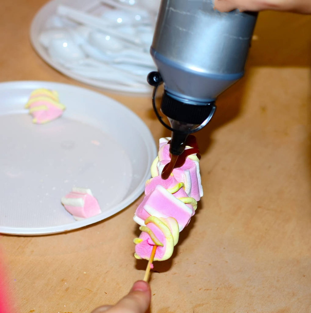 Στολίζει με ροζ μους σοκολάτας με παγωτό - Φωτογραφία, εικόνα