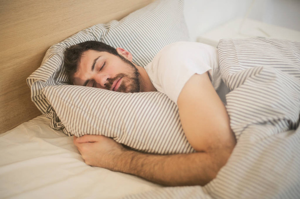 Homme dormant dans son lit
 - Photo, image