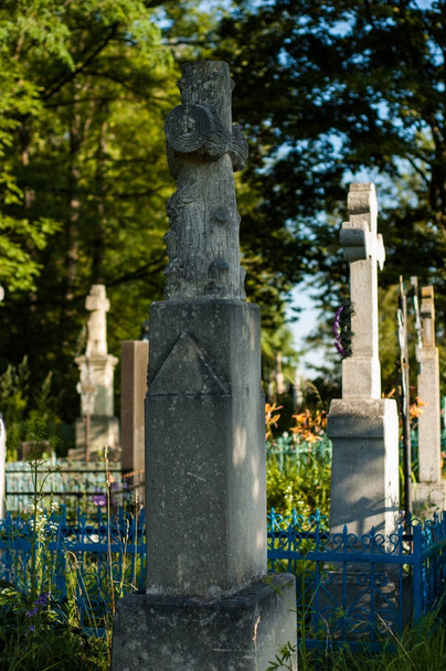 Oude monumenten en kruisen op de klassieke Europese katholieke begraafplaats. - Foto, afbeelding