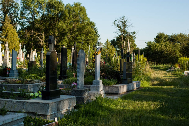 Vieux monuments et croix sur le cimetière catholique européen classique
. - Photo, image
