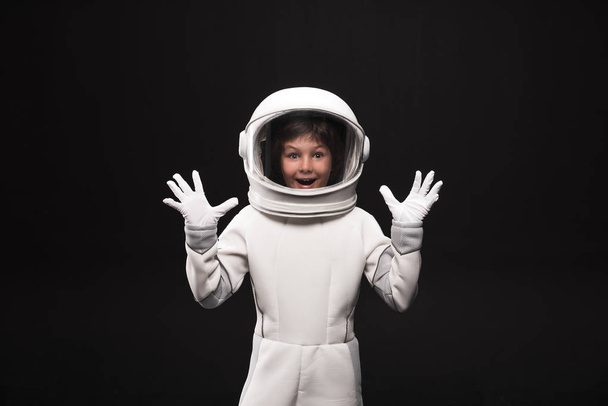 Joyful kid cosmonaut is expressing astonishment - Foto, imagen