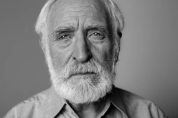Wrinkled old man expressing emotional pain - Valokuva, kuva